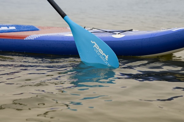 C:UsersWolfiDocumentsSport Vibrations® ProdukteSV 11'5 u. SV 10'5 Sport Vibrations BoardsFreisteller SV-11'5SV-11-5 Front und Paddel Aufnahme Wasser.jpg